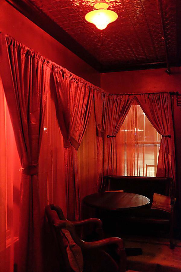 Redlight Historic Bunk Hotel And Speakeasy Тръки Екстериор снимка