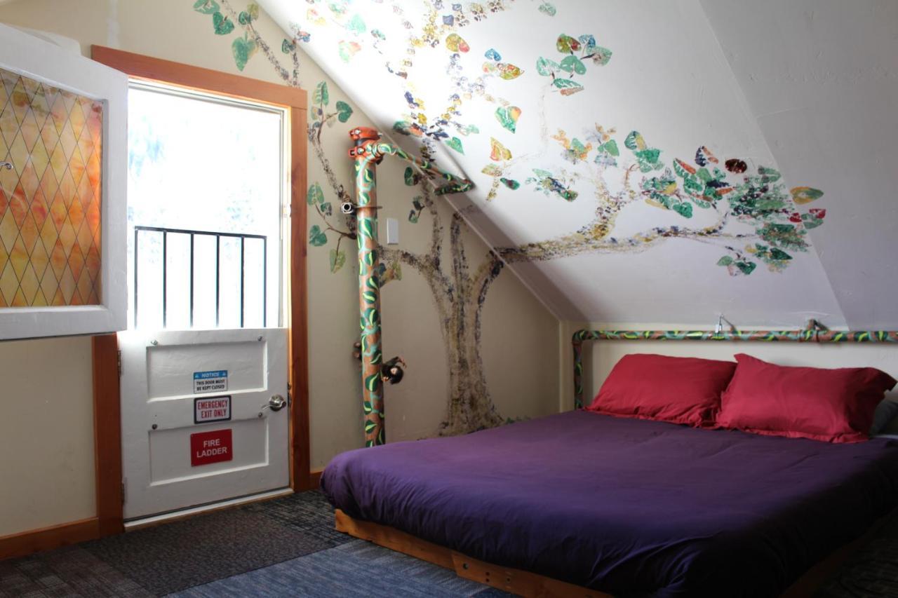Redlight Historic Bunk Hotel And Speakeasy Тръки Екстериор снимка