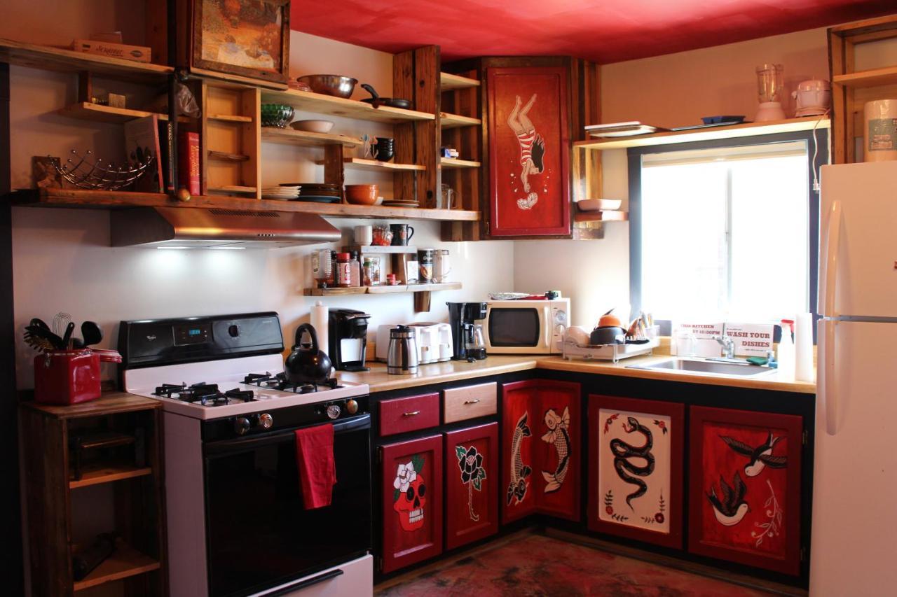 Redlight Historic Bunk Hotel And Speakeasy Тръки Екстериор снимка
