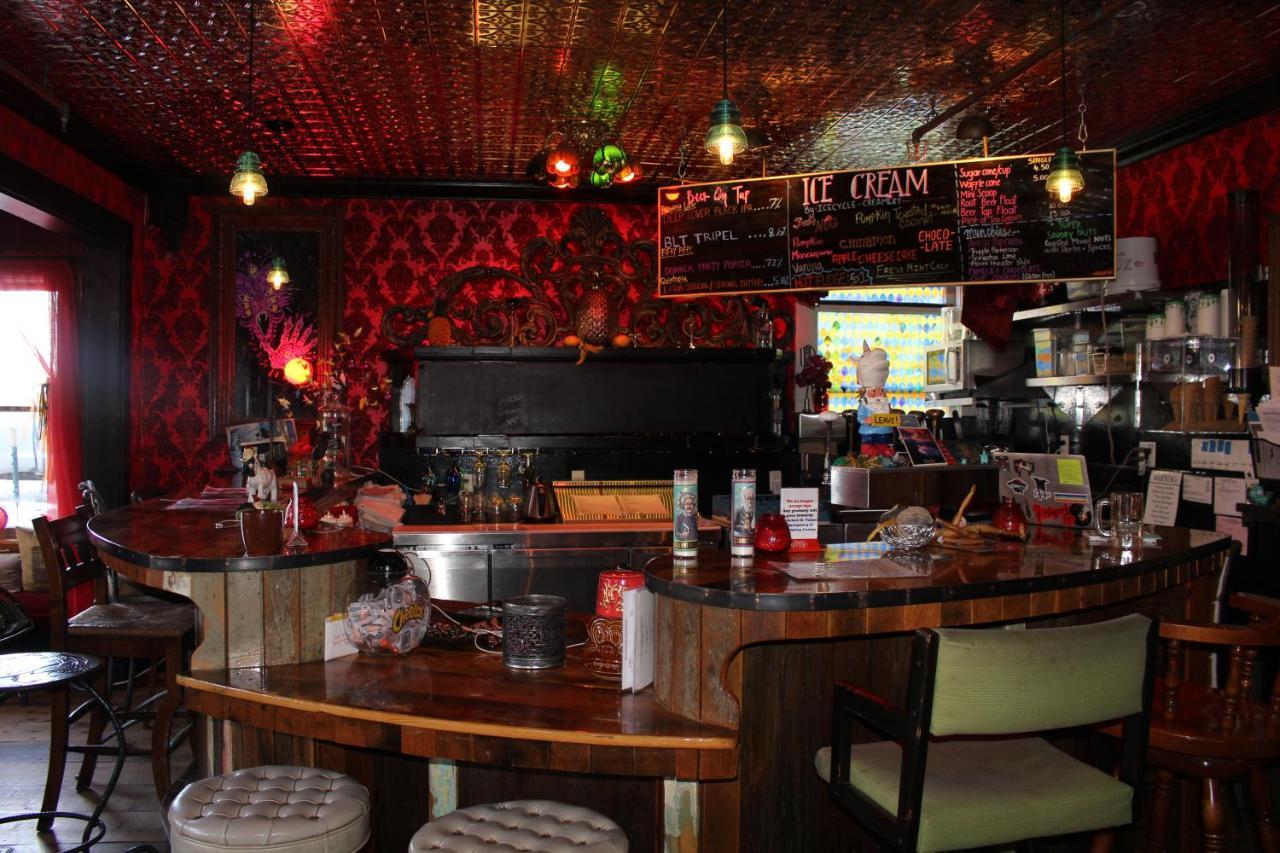 Redlight Historic Bunk Hotel And Speakeasy Тръки Екстериор снимка